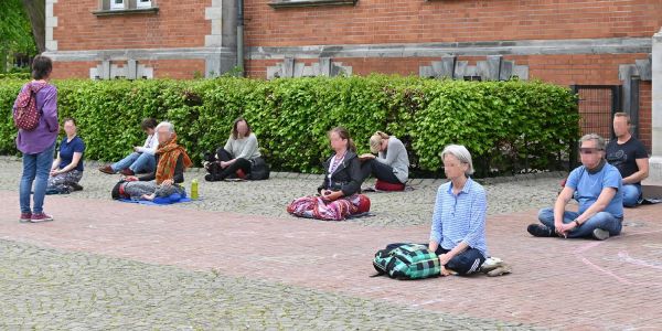Joga und Widerstandsbommel auf dem Harburger Rathausplatz