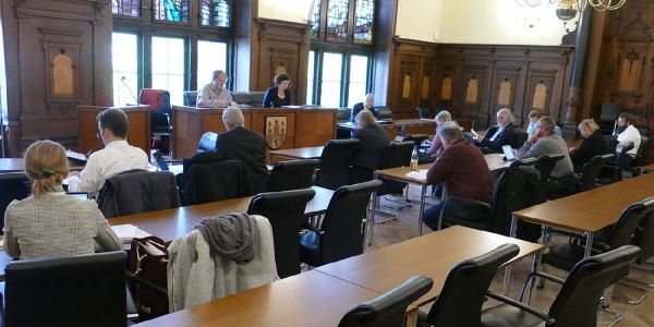 Der Hauptausschuss tagte im großen Sitzungssaal – mit großen Sicherheitsabständen. Foto: mag Harburgs politische Gremien nutzen Corona zur Abschottung