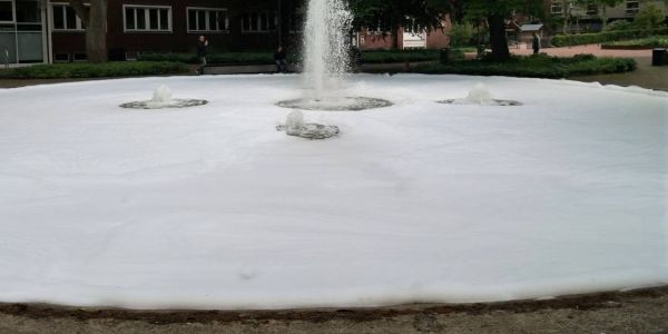 Bereits zum zweiten Mal gab es innerhalb weniger Wochen einen großen Schaumteppich am Harburger Rathausbrunnen. Foto: privat Schon wieder: Schaumteppich im Harburger Rathausbrunnen