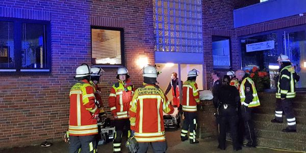 Einsatzkräfte der FF Maschen in der Schützenstraße, Foto: Pressestelle Feuerwehr Seevetal Maschen: Rauchmelder und aufmerksame Nachbarn retten Mieter