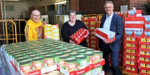 Lebensmittel für 4500 Euro: Super-Spende für die Harburger Tafel