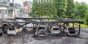 Carportanlage in Flammen: Sechs Autos in Eißendorf zerstört