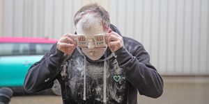 Ein Trucker Babe amüsiert über tiefen Blick ins Mehl für guten Zweck