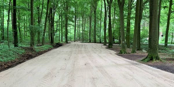 Sperrungen für neuen Belag: Erster von sieben Waldparkplätzen fast fertig