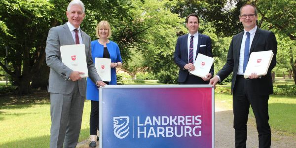 Landrat Rainer Rempe (vorn, links), Kultusminister Grant Hendrik Tonne (vorn, rechts) sowie die Landtagsabgeordneten Andrea Schröder-Ehlers und André Bock. Foto: Landkreis Harburg Landkreis: Sieben Millionen Euro für digitale Aufrüstung der Schulen