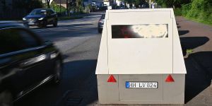 Farbattacke auf Blitzanhänger an der Stader Straße