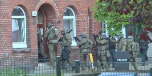 Mann mit Waffe sorgt für SEK-Einsatz in der Fährstraße