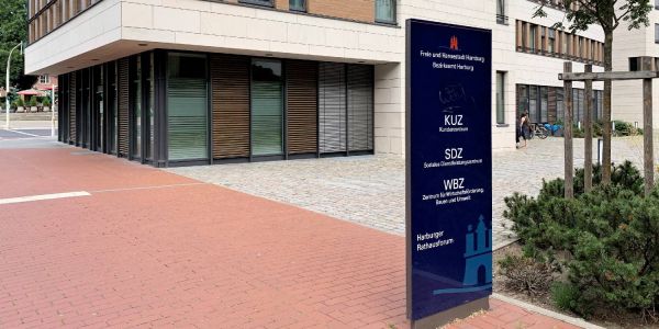 Auch das Kundenzentrum Harburg im Rathausforum wird direkt am 24. April öffnen und Termine anbieten. Foto: Christian Bittcher Wenn Reisen wieder möglich sind: Angebot der Kundenzentren mit Weitblick