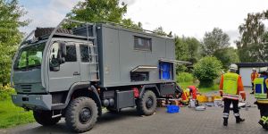 Mann unter "Abenteuertruck" eingeklemmt und schwer verletzt
