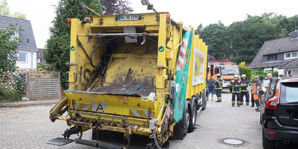 Eißendorf: Straßenpflaster bricht unter Müllwagen weg