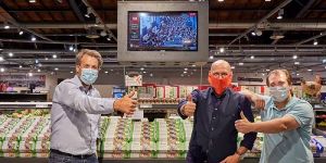 Landwirt Henner Schönecke: Live "Peep-Show" mit seinen Hühnern