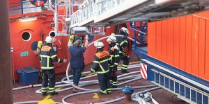 Steinwerder: Feuerwehreinsatz auf Schwimmkran