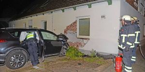 Moorburger Elbdeich: Toyota kracht frontal in Hauswand