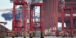 Waltershof: Feuerwehreinsatz wegen umgestürzten Van Carrier