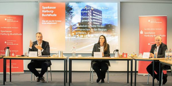 Andreas Sommer, Sonja Hausmann und Bodo Ihlenburg bei der Vorstellung der Corona-Bilanz. Foto: André Zand-Vakili Sparkasse Harburg-Buxtehude: Positive Bilanz trotz Corona