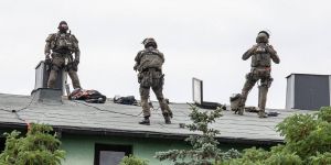 Hundehalter randalierte - SEK seilt sich vom Hausdach ab