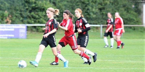 Nach 141 fußballlosen Tagen standen die Bundesliga-Mädchen vom HTB endlich wieder für ein Spiel auf dem Platz. Foto: privat Endlich wieder Fußball: Nach 141 Tagen gab’s ein Spiel für die HTB-Mädchen
