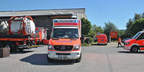 Chemieunfall bei Chemikalienhandel in Wilhelmsburg - 1 Verletzter Mitarbeiter
