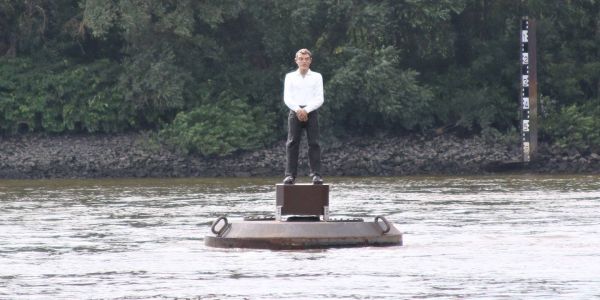 Schwarze Hose, weißes Hemd, den Blick gelassen ins Weite gerichtet – Der Bojenmann auf der Süderelbe ist wieder da. Foto: Christian Bittcher Aluminium statt Holz: Bojenmann auf der Süderelbe ist wieder da