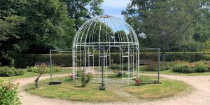 Stadtpark: Kletterrosen müssen mit Bauzaun geschützt werden