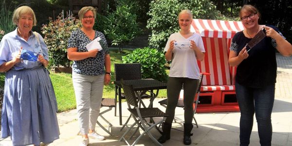 Hobbynäherin Helma Bolze (von links) und DRK-Hospizleiterin Britta True mit Annie Müller und Susanne Jessen von der Gemeinschaftspraxis Fischer/Quelin. Foto: DRK-Kreisverband Selbstgenäht: 350 Stoff-Masken bringen 500 Euro für das DRK-Hospiz
