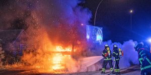 Zwei Lastwagen brannten am frühen Montagmorgen