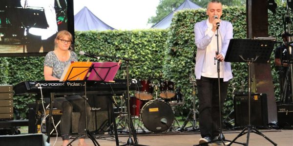 : Peter Heppner wurde am Klavier von Christine Wolter begleitet und sorgte mit seinen beiden Hits „Die Flut“ und „Kein Zurück“ für Gänsehaut-Stimmung. Foto: Christian Bittcher Harburg im Rampenlicht: „Sommer im Park“ zeigte den „Spirit of Harburg“