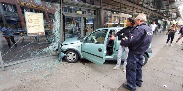 Cinemaxx: Auto kracht in Fensterfront von Harburgs Kino