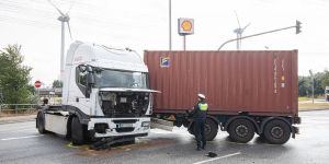 Lastwagenunfall im Finkenwerder Ring sorgt für Verkehrschaos