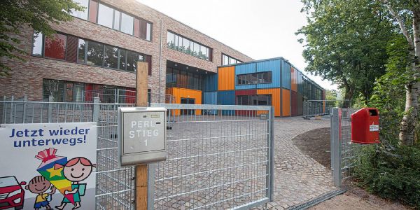 Die Stadtteilschule in Wilhelmsburg. Dort gibt es mehrere Fälle von Covid19. Foto: André Zand-Vakili Corona: Wenig Neuinfektionen im Bezirk Harburg registriert