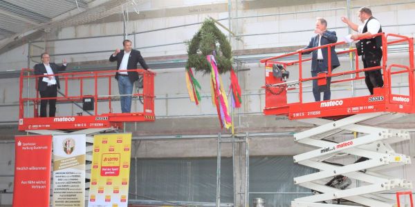 HTB lud zum Kita-Richtfest: Viel Prominenz auf der Jahnhöhe