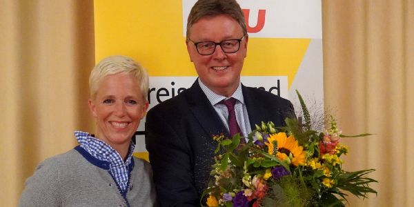 Michael Grosse-Brömer mit seiner Frau Michaela nach der erneuten Nominierung. Foto: pr Michael Grosse-Brömer soll erneut für den Landkreis in den Bundestag