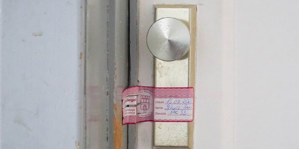 Die versiegelte Tür zur Wohnung, in der die 16-Jährige bei einer Party starb. Foto: André Zand-Vakili Siegel