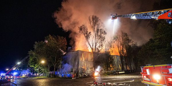 Über Dreleitern wurde das Feuer bekämpft. Foto: André Zand-Vakili Feuer