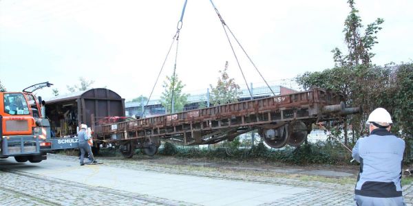 Millimeterarbeit im Binnenhafen: Zehn-Tonnen-Waggon am Haken