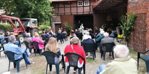 Open-Air-Gottesdienst in Marmstorf: 70 Christen feiern Erntedank