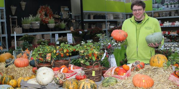 Carsten Matthies gibt Gartentipps für die Vorbereitungen auf den Winter. Foto: Christian Bittcher Beet-Geschichten: „Wie mache ich meinen Garten und Balkon winterfest?“
