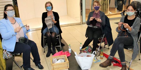 100 Schals für Obdachlose: Harburgs größte Strickaktion gestartet