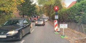 Staus an der Friedhofstraße: Kleine Baustelle sorgt für lange Wartezeiten