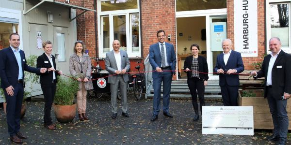 Miteinander verbunden, um obdachlose Menschen zu unterstützen: Thorben Goebel-Hansen (v.l., Harburg-Huus), Dr. Simone Thiede (DRK), Karin Bischoff (stellv. DRK-Vorstand), Dr. Sam Foos (Gröner Group), Christoph Gröner (Gröner Group), Johanna Sprenger (Gröner Group), Prof. Dr. Rüdiger Grube (Schirmherr), Ulrich Bachmeier (DRK-Bereichsleiter). Foto: DRK „Happy Monday“ im Harburg-Huus: Gröner Group spendet 62.500 Euro