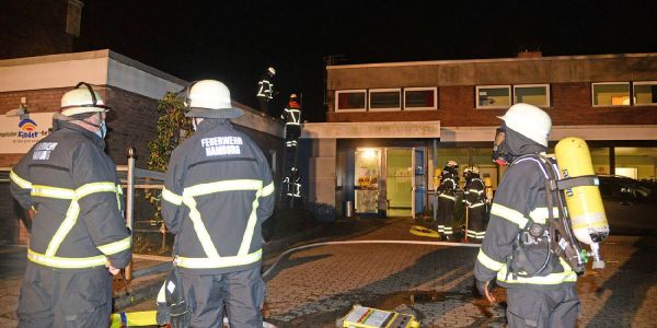 Einsatzkräfte der Feuerwehr bei den Löscharbeiten. Foto: Andre Lenthe Fotografie Feuer in der Kita der Bugenhagengemeinde in Rönneburg