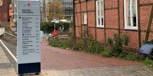 Fußgängerleitsystem: Info-Stele an der Lämmertwiete ist endlich da 