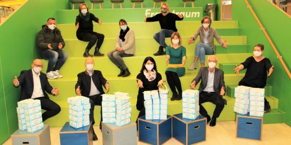 Masken-Übergabe am Ehestorfer Weg: Die Vertreter von zehn Harburger Schulen waren ebeso dabei wie die Rotarier und Vertreter vom Ehestorfer Weg. Foto: Christian Bittcher Super-Spende der Rotarier: 30.000 Masken für Harburgs Schulen