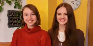 Zwei Freundinnen bereiten Kindern in der Vorweihnachtszeit eine Freude