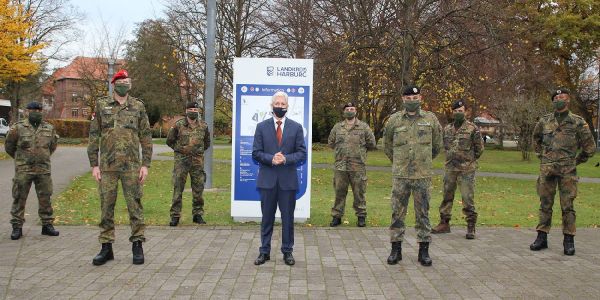 Landrat Rainer Rempe mit den Soldaten, die jetzt bei der Nachverfolgung von Infektionsketten im Landkreis Harburg eingesetzt sind. Foto: pr Landkreis: Bundeswehraufklärer helfen bei der Infektionsnachverfolgung
