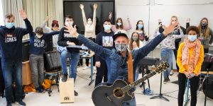 Besonderer Unterricht: Sänger Cris Cosmo zu Gast am AvH-Gymnasium