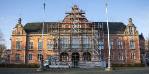 Ein Gerüst verdeckt das Portal und Giebel des Harburger Rathauses