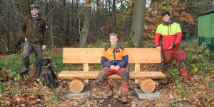 Försterei Appelbüttel: Neue Forstwirte fertigen neun massive Holzbänke