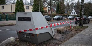 Brandanschlag zerstört mobilen Blitzer am Hainholzweg