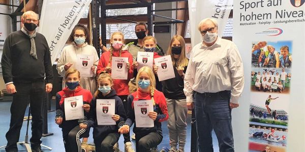 Schulleiter Stephan Ropeter, Jens Bendixen-Stach, und Koordinator Marcus Jung mit Max Oertzen und Felina Glasa und den erfolgreichen Fußballerinnen. Foto: privat StS FiFa: Max Oertzen und Felina Glasa sind Sportler des Jahres